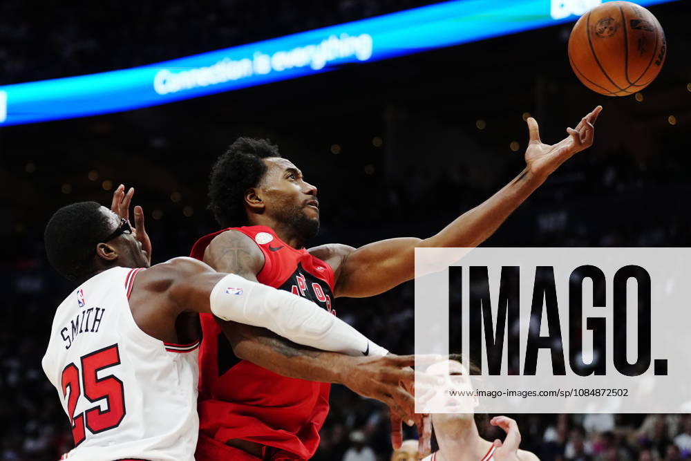 Chicago Bulls Jalen Smith (25) fouls Toronto Raptors Kawhi Leonard (2) during second half NBA, Basketball Herren, USA basketball action in Toronto on Wednesday, Oct. 21, 2026. Canada News - October 21, 2026 - ZUMAc35_ 20261021_zaf_c35_305