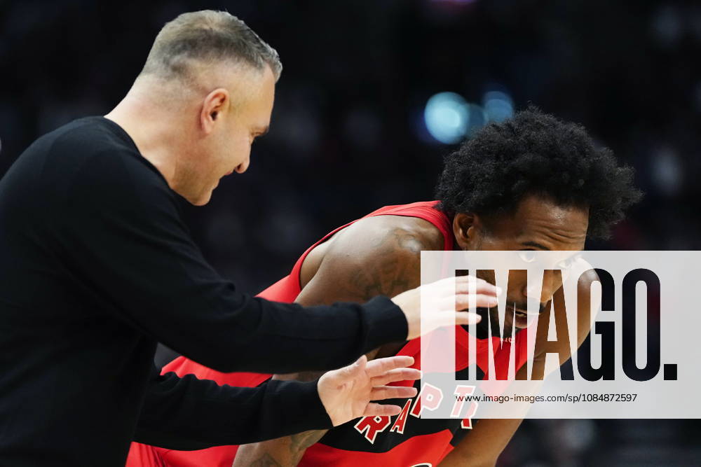 Toronto Raptors head coach Darko Rajakovic speaks with Kawhi Leonard (2) during second half NBA, Basketball Herren, USA basketball action against the Chicago Bulls in Toronto on Wednesday, Oct. 21, 2026. Canada News - October 21, 2026 - ZUMAc35_ 20261021_zaf_c35_306