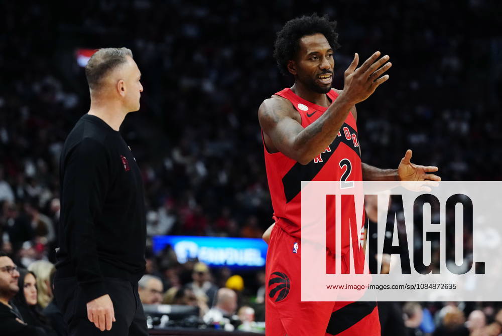 Toronto Raptors Kawhi Leonard (2) with with head coach Darko Rajakovic during second half NBA, Basketball Herren, USA basketball action against the Chicago Bulls in Toronto on Wednesday, Oct. 21, 2026. Canada News - October 21, 2026 - ZUMAc35_ 20261021_zaf_c35_307