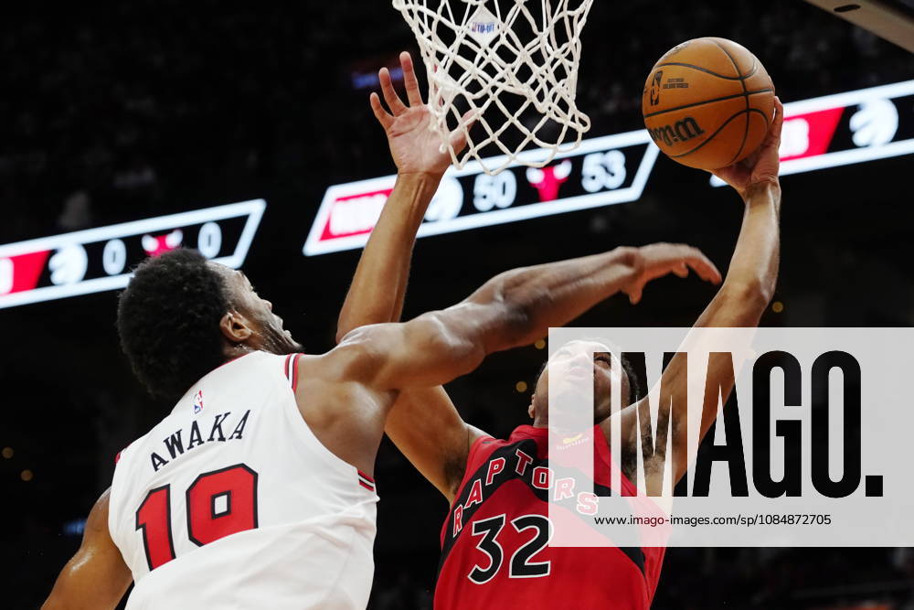 Toronto Raptors Trayce Jackson-Davis (32) is fouled by Chicago Bulls Tobe Awaka (19) during second half NBA, Basketball Herren, USA basketball action in Toronto on Wednesday, Oct. 21, 2026. Canada News - October 21, 2026 - ZUMAc35_ 20261021_zaf_c35_312