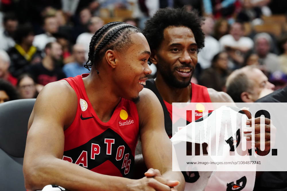Toronto Raptors Scottie Barnes (left) and Kawhi Leonard (2) smile on the bench during second half NBA, Basketball Herren, USA basketball action against the Chicago Bulls in Toronto on Wednesday, Oct. 21, 2026. Canada News - October 21, 2026 - ZUMAc35_ 20261021_zaf_c35_311