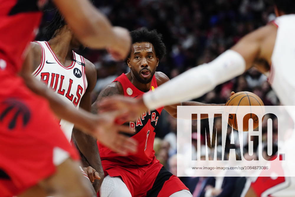 Toronto Raptors Kawhi Leonard (2) looks for a lane during second half NBA, Basketball Herren, USA basketball action in Toronto against the Chicago Bulls on Wednesday, Oct. 21, 2026. Canada News - October 21, 2026 - ZUMAc35_ 20261021_zaf_c35_327