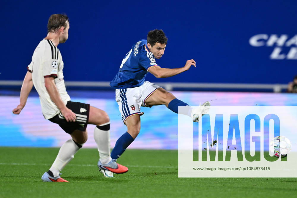 SOCCER - UEFA Champions League - Como 1907 vs. Manchester United, ManU Photo by IPA ABACAPRESS.COM90019150 - Matthijs de Ligt of Manchester United F.C. and Tasos Douvikas of Como 1907 are in action during the UEFA Champions League Matchday 3 soccer match between Como 1907 and Manchester United F.C. at the Giuseppe Sinigaglia Stadium on October 21, 2026, in Como, Italy. Como Italy