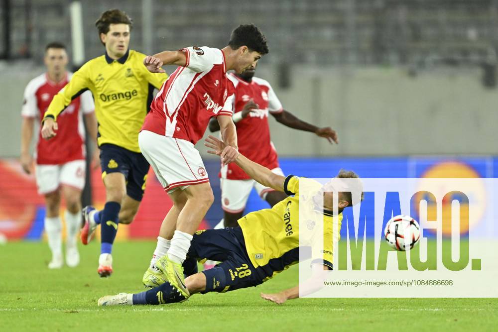Royale Union Saint-Gilloise v Hapoel Beer-Sheva FC - UEFA Europa League DUSSELDORF, GERMANY - OCTOBER 22 : Yehoshuha Niv midfielder of Hapoel Beer Scheva and Olaru Darius midfielder of Royale Union Saint-Gilloise during the UEFA Europa League 2026 27 League Phase matchday 3 match between Royale Union Saint-Gilloise and Hapoel Beer-Sheva FC on October 22, 2026 in Dusseldorf, Germany, 22 10 2026 Dusseldorf Germany