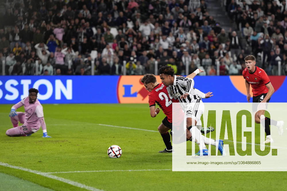 Juventus Weston McKennie fights for the ball with Rennes Anthony Rouault during the UEFA Europa League soccer match, between Juventus and Rennes at the Allianz Stadium in Turin, north west Italy - Matchday 3- Thursday, October 22, 2026. - Soccer