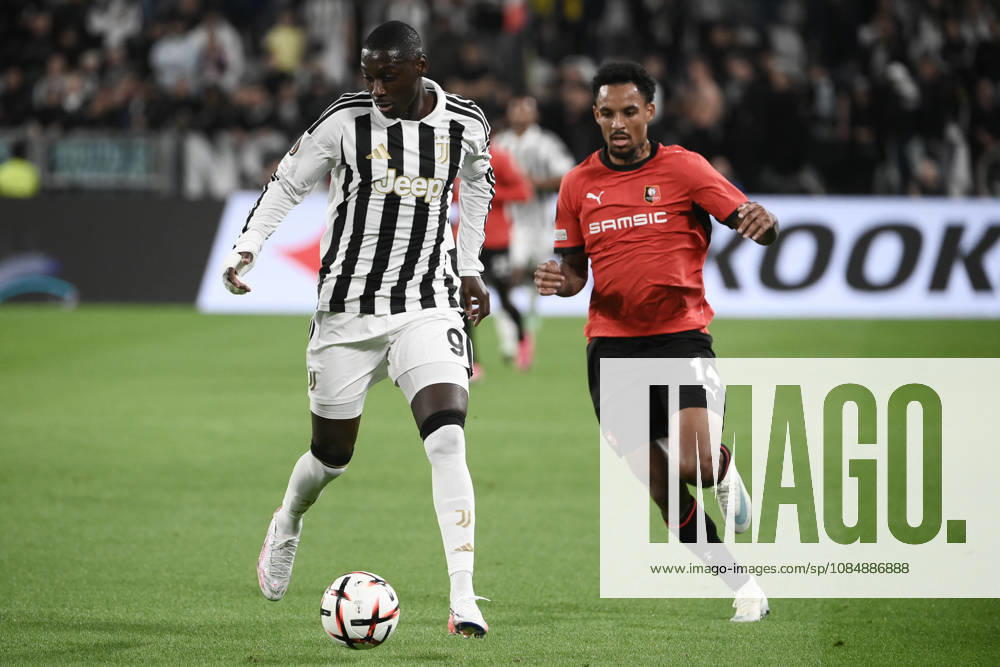 Juventus v Rennes - UEFA Europa League TURIN, ITALY, OCTOBER 22: Randal Kolo Muani (L) of Juventus in action against Bryan Reynolds (R) of Rennes during the UEFA Europa League week 3 football match between Juventus and Rennes at the Juventus Stadium in Turin Italy, on October 22, 2026. Isabella Bonotto Anadolu Turin Italy. Editorial use only. Please get in touch for any other usage.