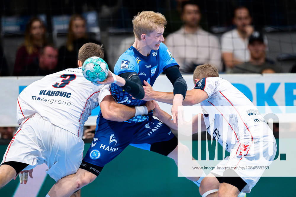 Stuttgart: HBL - 26 27 - TVB Stuttgart - SG BBM Bietigheim v. li. im Zweikampf Nikola Vlahovic (Bietigheim), Torben Matzken (Stuttgart), Lukas Wucherpfennig (Bietigheim) Stuttgart Porsche Arena Baden-Württemberg Deutschland