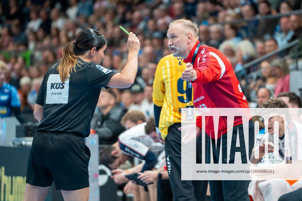 Handball I Herren I Saison 2026-2027 I Bundesliga I 10. Spieltag I TVB Stuttgart - SG BBM Bietigheim I 22.10.2026 Hartmut Mayerhoffer (Trainer, SG BBM Bietigheim) erhält eine Gelbe Karte von Schiedsrichter Gespann Kuttler Merz Stuttgart Porsche Arena Baden-Württemberg Deutschland