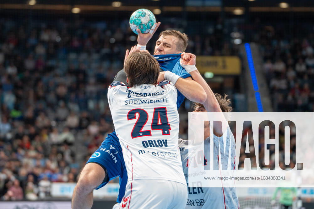 Handball I Herren I Saison 2026-2027 I Bundesliga I 10. Spieltag I TVB Stuttgart - SG BBM Bietigheim I 22.10.2026 Simone Mengon (15, TVB Stuttgart) mit Ball verteidigt von Maxim Orlov (24, SG BBM Bietigheim) und Fynn-Luca Nicolaus (14, SG BBM Bietigheim) Stuttgart Porsche Arena Baden-Württemberg Deutschland