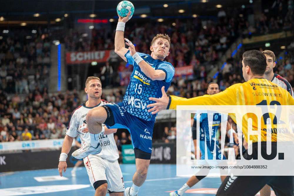 Handball I Herren I Saison 2026-2027 I Bundesliga I 10. Spieltag I TVB Stuttgart - SG BBM Bietigheim I 22.10.2026 Simone Mengon (15, TVB Stuttgart) im Wurf Stuttgart Porsche Arena Baden-Württemberg Deutschland