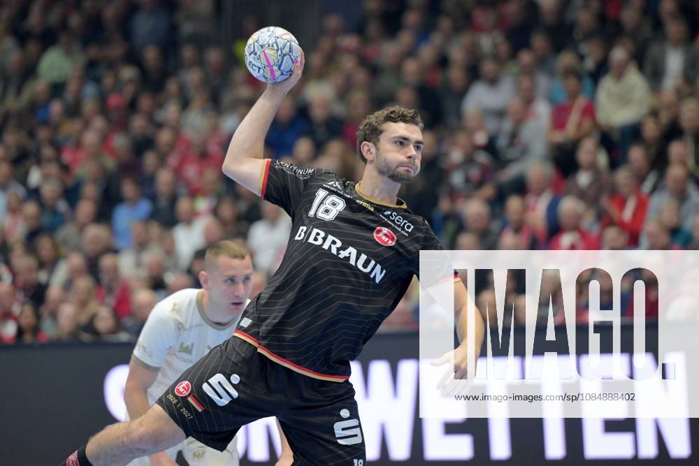 Florian Drosten (MT Melsungen 18) beim Wurf; Michal Daszek (Wisla Plock 3) (hinten) , GER, MT Melsungen - Orlen Wisla Plocks (POL), Handball, Champions League Maenner, Group Matches, Saison 2026 2027, 22.10.2026, GER, MT Melsungen - Orlen Wisla Plock, CL Maenner, Group Match, Saison 2026 2027, 22.10.2026 Kassel