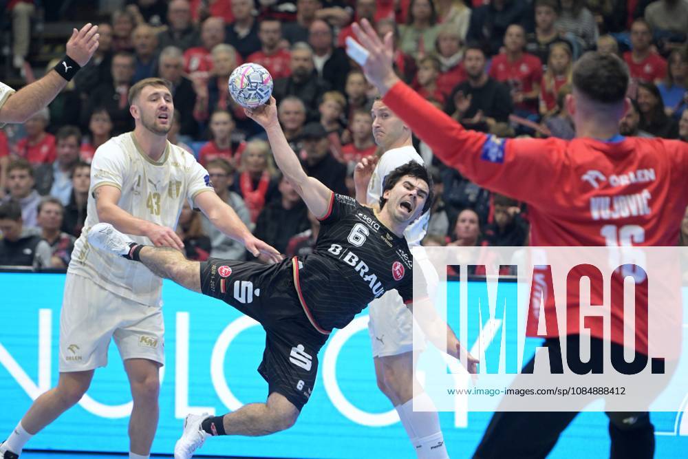 Erik Balenciaga (MT Melsungen 6) beim Wurf; Zoran Ilic (Wisla Plock 43) (L), Michal Daszek (Wisla Plock 3), Miljan Vujovic (Torwart, Goalkeeper Orlen Wisla Plock 16) (vorne) , GER, MT Melsungen - Orlen Wisla Plocks (POL), Handball, Champions League Maenner, Group Matches, Saison 2026 2027, 22.10.2026, GER, MT Melsungen - Orlen Wisla Plock, CL Maenner, Group Match, Saison 2026 2027, 22.10.2026 Kassel