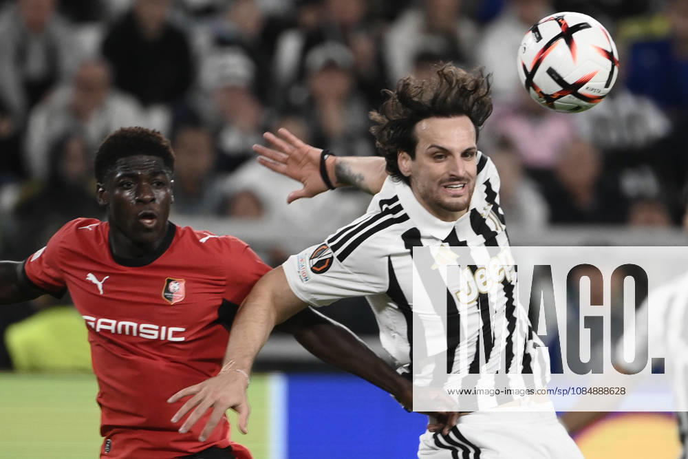 Juventus v Rennes - UEFA Europa League TURIN, ITALY - OCTOBER 22: Federico Gatti (R) of Juventus in action against Mahamadou Nagida (L) of Rennes during the UEFA Europa League week 3 football match between Juventus and Rennes at the Juventus Stadium in Turin Italy, on October 22, 2026. Isabella Bonotto Anadolu Turin Italy. Editorial use only. Please get in touch for any other usage.