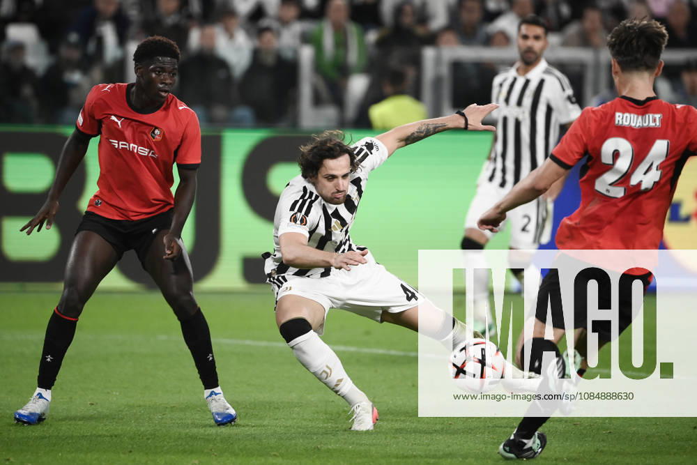 Juventus v Rennes - UEFA Europa League TURIN, ITALY - OCTOBER 22: Federico Gatti (C) of Juventus in action against Mahamadou Nagida (L) of Rennes during the UEFA Europa League week 3 football match between Juventus and Rennes at the Juventus Stadium in Turin Italy, on October 22, 2026. Isabella Bonotto Anadolu Turin Italy. Editorial use only. Please get in touch for any other usage.