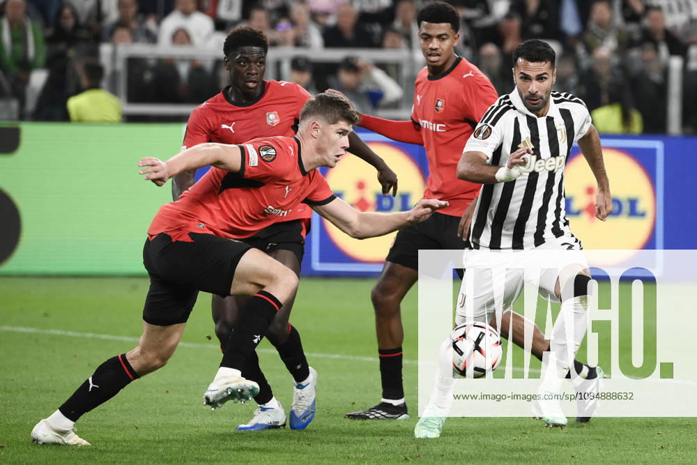 Juventus v Rennes - UEFA Europa League TURIN, ITALY - OCTOBER 22: Zeki Celik (R) of Juventus in action against Charlie Cresswell (L) of Rennes during the UEFA Europa League week 3 football match between Juventus and Rennes at the Juventus Stadium in Turin Italy, on October 22, 2026. Isabella Bonotto Anadolu Turin Italy. Editorial use only. Please get in touch for any other usage.