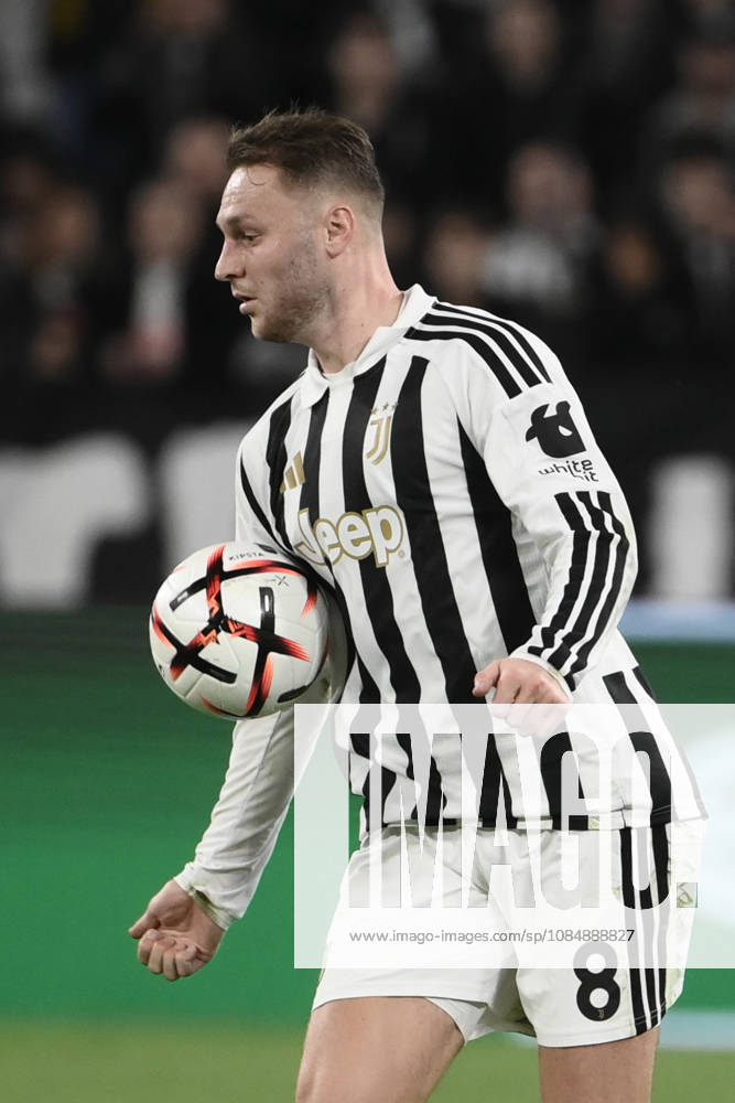 Juventus v Rennes - UEFA Europa League TURIN, ITALY, OCTOBER 22: Juventus Teun Koopmeiners control the ball during the UEFA Europa League phase day 3 football match between Juventus and Rennes at the Juventus Stadium in Turin Italy, on October 22, 2026. Isabella Bonotto Anadolu Turin Italy. Editorial use only. Please get in touch for any other usage.