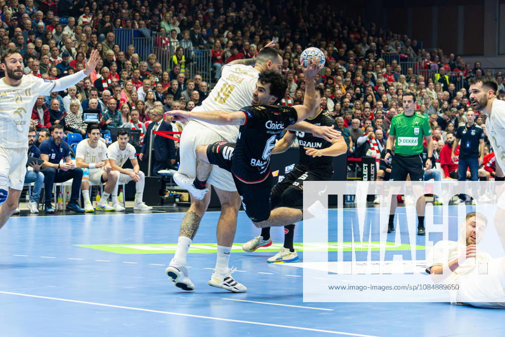 Kassel, Deutschland 22. Oktober 2026: EHF Champions League - 2026 2027 - Gruppenphase - Gruppe B - Sp. 5 - MT Melsungen gegen Orlen Wisla Plock Im Bild: v. li. im Zweikampf Leon Šušnja Susnja (SPR) und Erik Balenciaga (MT) Rothenbach-Halle Hessen