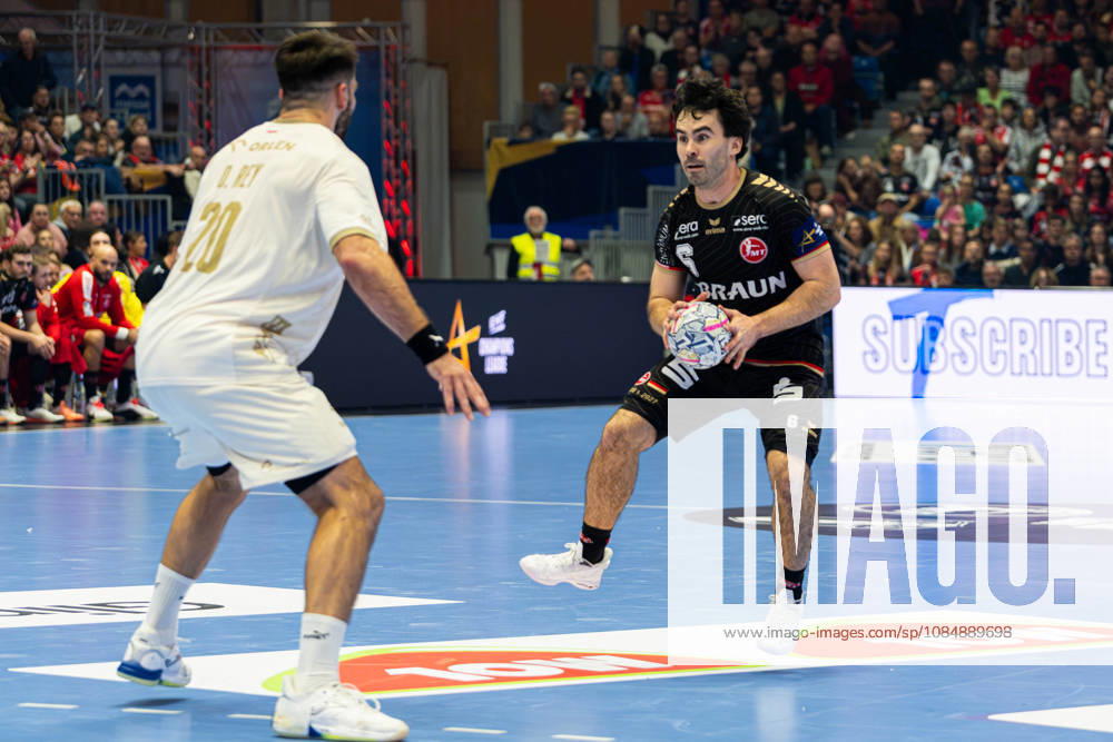 Kassel, Deutschland 22. Oktober 2026: EHF Champions League - 2026 2027 - Gruppenphase - Gruppe B - Sp. 5 - MT Melsungen gegen Orlen Wisla Plock Im Bild: v. li. im Zweikampf Oriol Rey Morales (SPR) und Erik Balenciaga (MT) Rothenbach-Halle Hessen