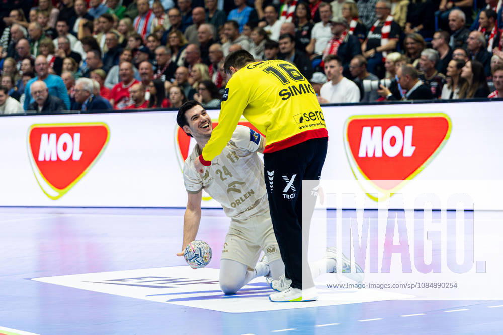 Kassel, Deutschland 22. Oktober 2026: EHF Champions League - 2026 2027 - Gruppenphase - Gruppe B - Sp. 5 - MT Melsungen gegen Orlen Wisla Plock Im Bild: v.li. GergÅ‘ Fazekas Gergo Fazekas (SPR) und Torhüter NebojÅ¡a Simić Nebojsa Simic (MT) gestikuliert auf dem Spielfeld. Rothenbach-Halle Hessen
