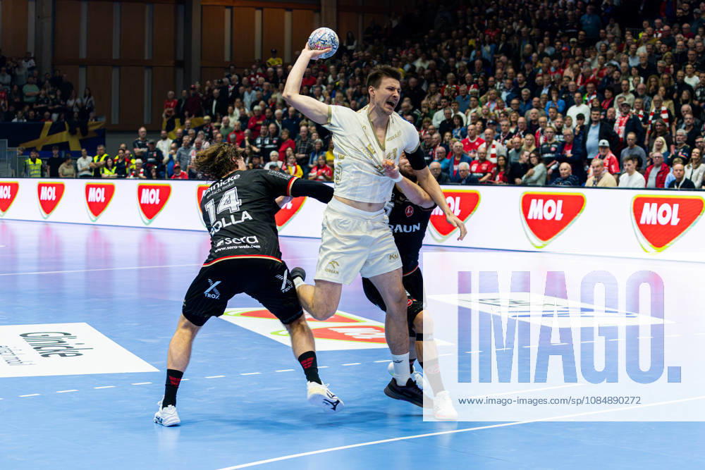 Kassel, Deutschland 22. Oktober 2026: EHF Champions League - 2026 2027 - Gruppenphase - Gruppe B - Sp. 5 - MT Melsungen gegen Orlen Wisla Plock Im Bild: v. li. im Zweikampf Johannes Golla (MT) und Sergei Kosorotov (SPR) Rothenbach-Halle Hessen