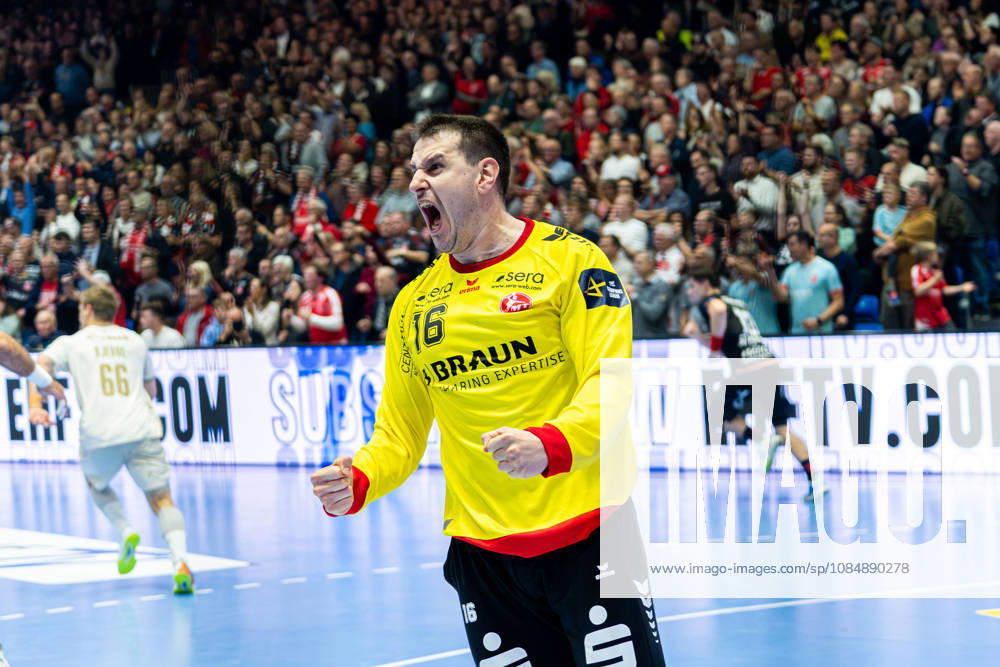 Kassel, Deutschland 22. Oktober 2026: EHF Champions League - 2026 2027 - Gruppenphase - Gruppe B - Sp. 5 - MT Melsungen gegen Orlen Wisla Plock Im Bild: Torhüter NebojÅ¡a Simić Nebojsa Simic (MT) jubelt Rothenbach-Halle Hessen