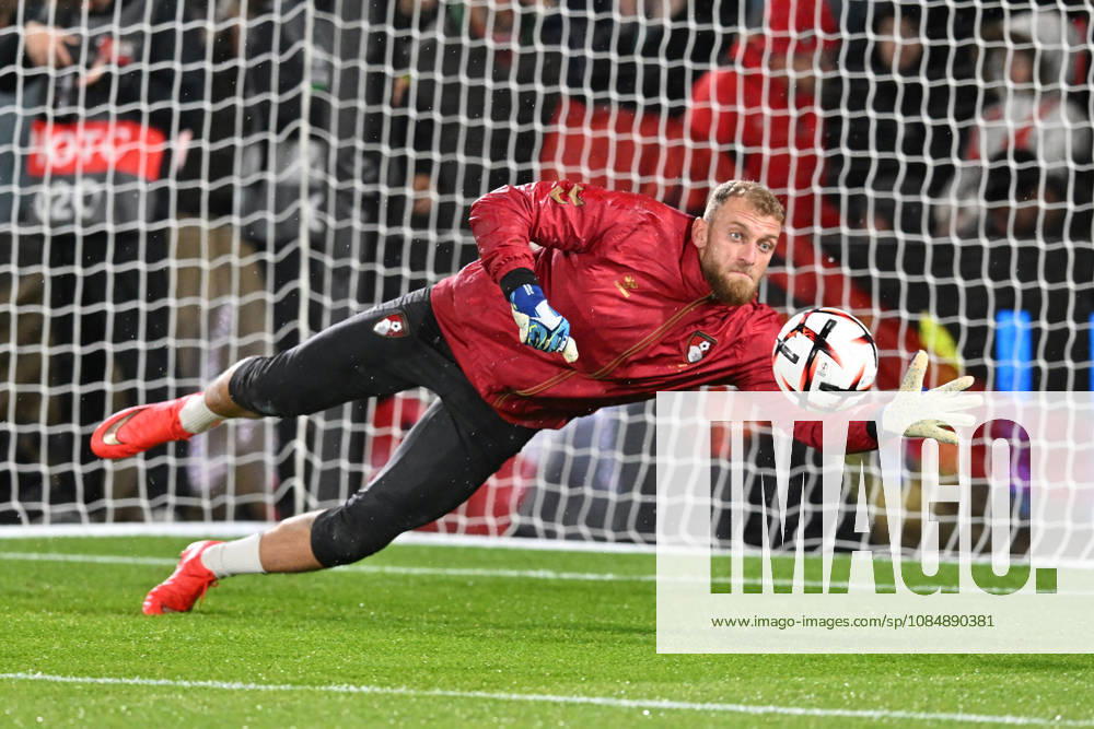 Bournemouth v AC Milan, Europa League Michele Di Gregorio (20) of AFC Bournemouth warming up ahead of the Europa League match between Bournemouth and AC Milan at the Vitality Stadium, Bournemouth, UK on 22 October 2026. Bournemouth Vitality Stadium Dorset UK Editorial use only ,