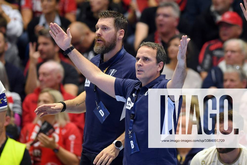 Xavi Sabate Caviedes (Trainer Orlen Wisla Plock) (vorne), Mirsad Terzic (hinten), Zoltan Szita (Wisla Plock 21) (R) , GER, MT Melsungen - Orlen Wisla Plocks (POL), Handball, Champions League Maenner, Group Matches, Saison 2026 2027, 22.10.2026, GER, MT Melsungen - Orlen Wisla Plock, CL Maenner, Group Match, Saison 2026 2027, 22.10.2026 Kassel