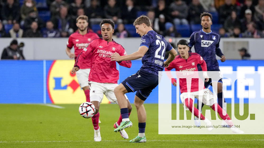 V.li.: Noah Nartey (OL, 99), Alexander Prass (Hoffenheim, 22), Zweikampf, Spielszene, Duell, duel, tackle, tackling, Dynamik, Action, Aktion, 22.10.2026, Sinsheim (Deutschland), Fussball, UEFA Europa League, TSG 1899 Hoffenheim - Olympique Lyon, DFB DFL REGULATIONS PROHIBIT ANY USE OF PHOTOGRAPHS AS IMAGE SEQUENCES AND OR QUASI-VIDEO.