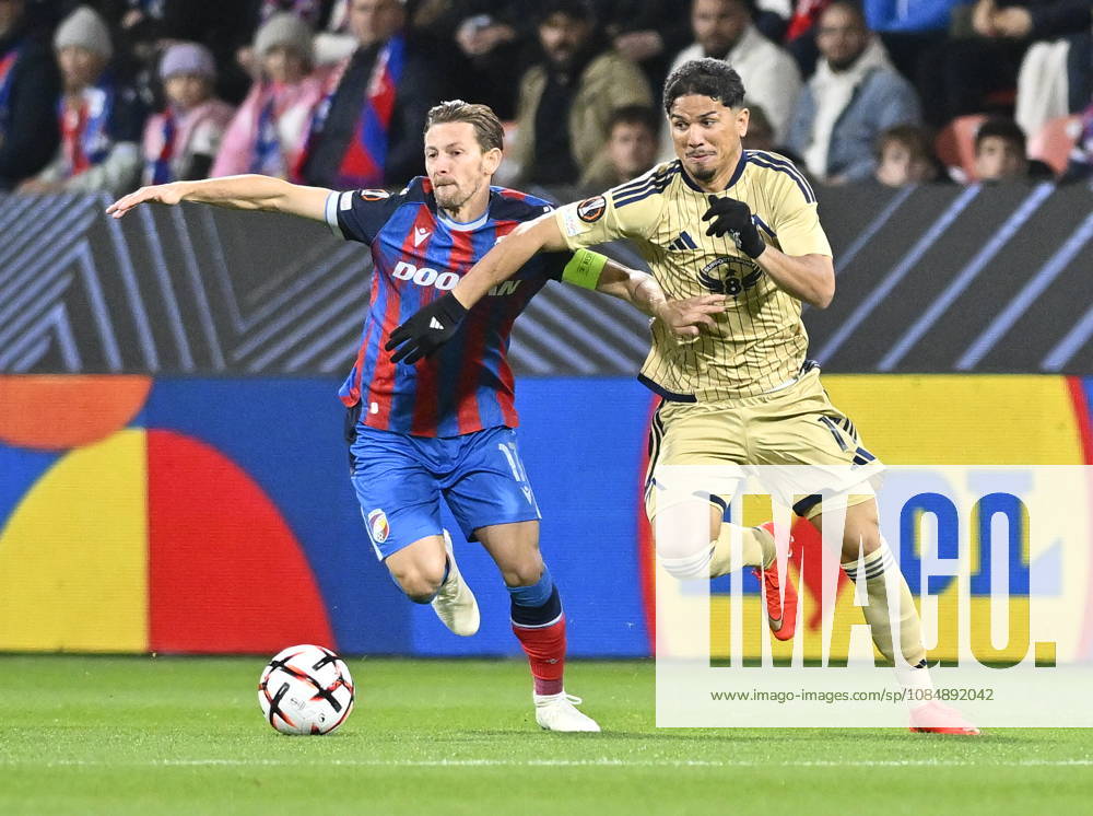 Fotball UEFA Europa League 3rd round match: Viktoria Plzen vs Levski Sofia in Pilsen, Czech Republic, October 22, 2026. From left Patrik Hrosovsky of Viktoria, Everton Bala of Levski. (CTKxPhoto MiroslavxChaloupka) CTKPhotoP2026102209378 CTKPhotoP2026102209378