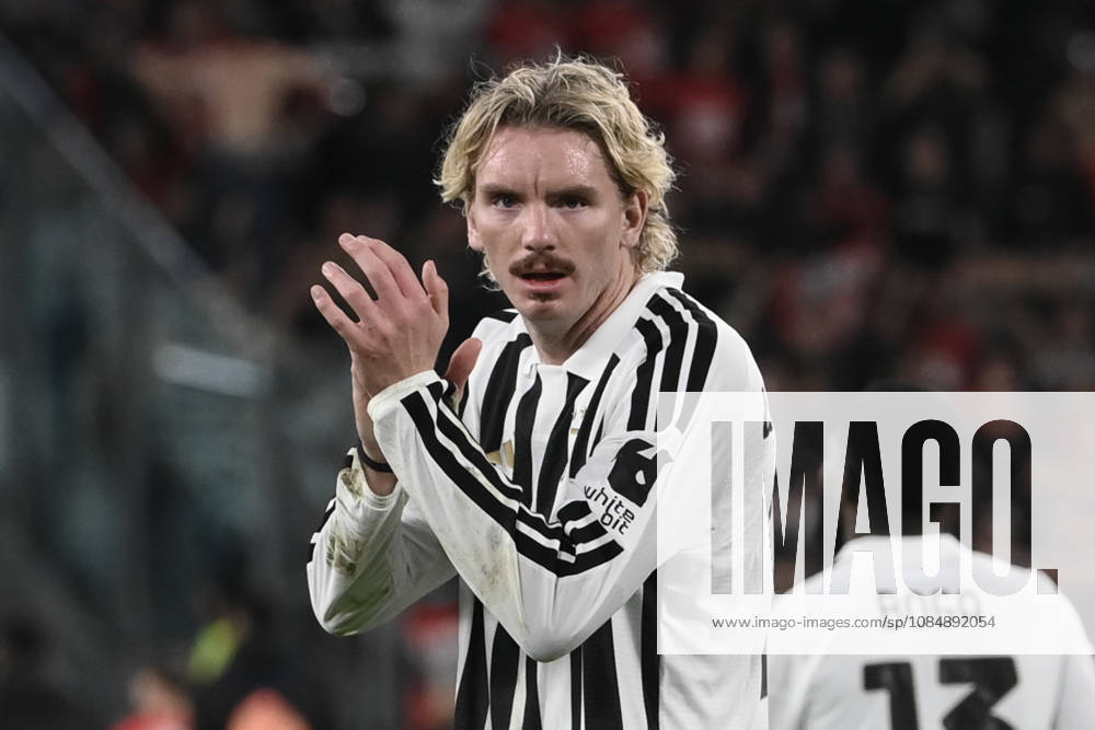 Juventus v Rennes - UEFA Europa League TURIN, ITALY - OCTOBER 22: Nick Woltemade of Juventus greets the fans after the UEFA Europa League week 3 football match between Juventus and Rennes at the Juventus Stadium in Turin Italy, on October 22, 2026. Isabella Bonotto Anadolu Turin Italy. Editorial use only. Please get in touch for any other usage.