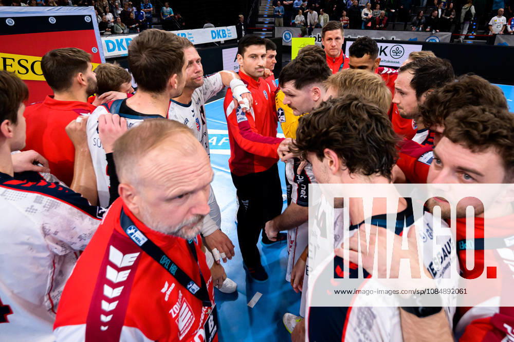 Stuttgart: HBL - 26 27 - TVB Stuttgart - SG BBM Bietigheim die Mannschaft von Bietigheim unzufrieden enttäuscht enttaeuscht niedergeschlagen frustriert, Stuttgart Porsche Arena Baden-Württemberg Deutschland
