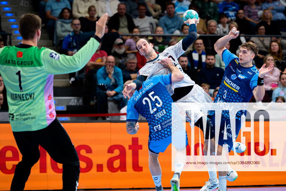 Stuttgart: HBL - 26 27 - TVB Stuttgart - SG BBM Bietigheim v.li. Torhueter Mateusz Kornecki (Stuttbart), Patrick Zieker (Stuttgart), Dominik Claus (Bietigheim), Max Häfner Haefner (Stuttgart) Stuttgart Porsche Arena Baden-Württemberg Deutschland