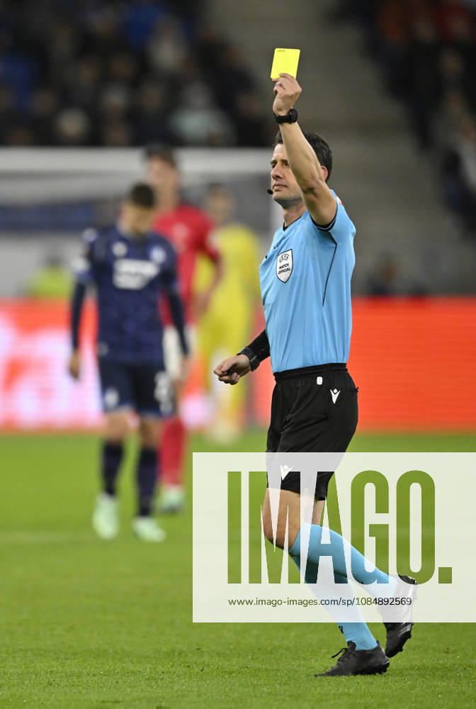 Schiedsrichter Referee Umut Meler (TUR) zeigt Mats Rots TSG 1899 Hoffenheim (39) (nicht im Bild) gelbe Karte gelb Verwarnung TSG 1899 Hoffenheim vs Olympique Lyon 22.10.2026 DFL REGULATIONS PROHIBIT ANY USE OF PHOTOGRAPHS AS IMAGE SEQUENCES AND OR QUASI-VIDEO TSG 1899 Hoffenheim vs Olympique Lyon