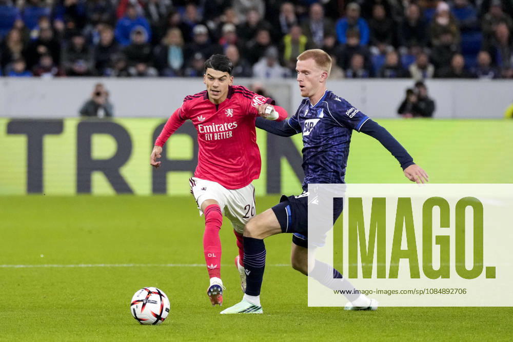 V.li.: Kail Boudache (OL, 26), Mats Rots (Hoffenheim, 39), Zweikampf, Spielszene, Duell, duel, tackle, tackling, Dynamik, Action, Aktion, 22.10.2026, Sinsheim (Deutschland), Fussball, UEFA Europa League, TSG 1899 Hoffenheim - Olympique Lyon, DFB DFL REGULATIONS PROHIBIT ANY USE OF PHOTOGRAPHS AS IMAGE SEQUENCES AND OR QUASI-VIDEO.