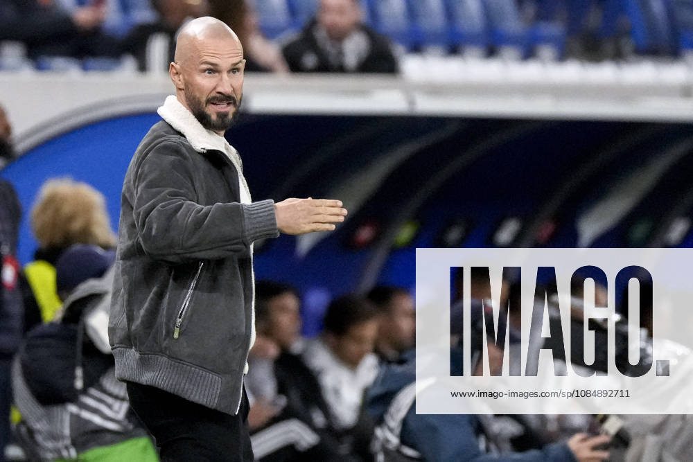 Christian Ilzer (Trainer, Cheftrainer, Hoffenheim), gibt Anweisungen, gestikuliert, mit den Armen gestikulieren, Einzelbild, Einzelfoto, Aktion, Action, 22.10.2026, Sinsheim (Deutschland), Fussball, UEFA Europa League, TSG 1899 Hoffenheim - Olympique Lyon, DFB DFL REGULATIONS PROHIBIT ANY USE OF PHOTOGRAPHS AS IMAGE SEQUENCES AND OR QUASI-VIDEO.