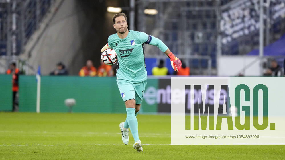 Oliver Baumann (Torwart, Hoffenheim, 1, Kapitän), am Ball, Freisteller, Ganzkörper, Einzelbild, Einzelfoto, Aktion, Action, 22.10.2026, Sinsheim (Deutschland), Fussball, UEFA Europa League, TSG 1899 Hoffenheim - Olympique Lyon, DFB DFL REGULATIONS PROHIBIT ANY USE OF PHOTOGRAPHS AS IMAGE SEQUENCES AND OR QUASI-VIDEO.