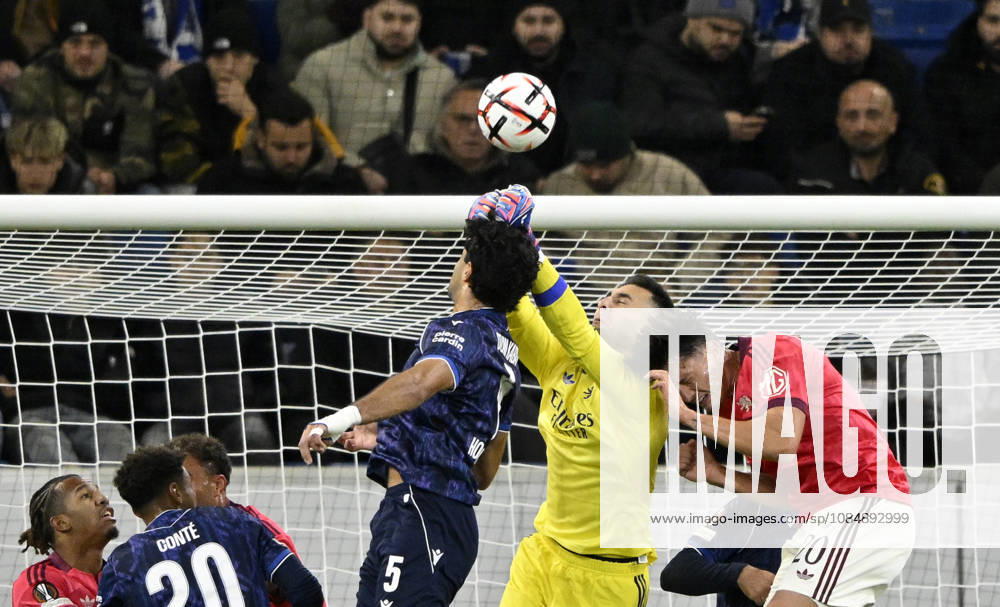 Strafraumszene, Torraumszene Torwart Dominik Greif Olympique Lyon (01) Aktion wird verletzt Verletzung beim Kopfballduell Zweikampf Aktion Felix Bacher Olympique Lyon (20) Ozan Kabak TSG 1899 Hoffenheim (05) TSG 1899 Hoffenheim vs Olympique Lyon 22.10.2026 DFL REGULATIONS PROHIBIT ANY USE OF PHOTOGRAPHS AS IMAGE SEQUENCES AND OR QUASI-VIDEO TSG 1899 Hoffenheim vs Olympique Lyon