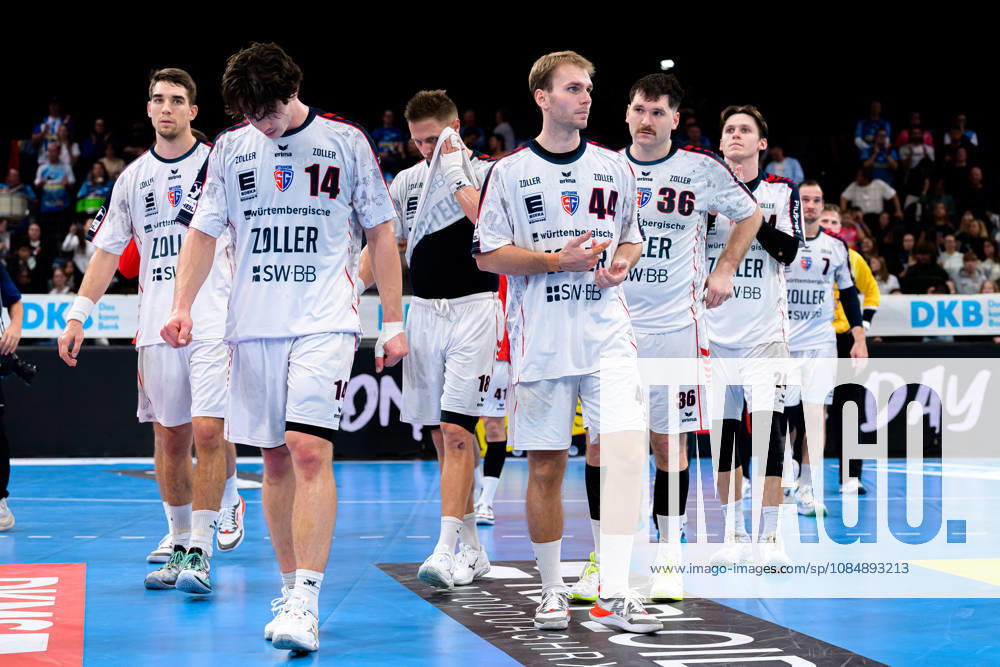Stuttgart: HBL - 26 27 - TVB Stuttgart - SG BBM Bietigheim die Mannschaft von Bietigheim unzufrieden enttäuscht enttaeuscht niedergeschlagen frustriert, Stuttgart Porsche Arena Baden-Württemberg Deutschland