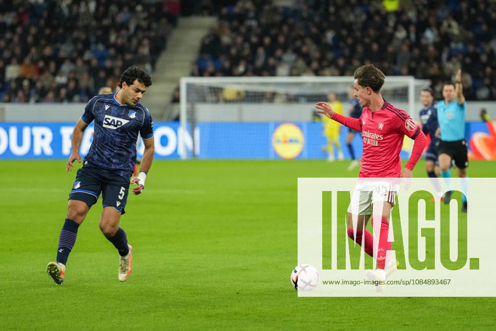 UEFA Europa League: TSG Hoffenheim vs Olympique Lyon, 22.10.2026 Zweikampf um den Ball zwischen Ozan Kabak (TSG Hoffenheim, 5) und RÃ mi Himbert (Olympique Lyon, 45) UEFA Europa League: TSG Hoffenheim vs Olympique Lyon, Rhein-Neckar-Arena