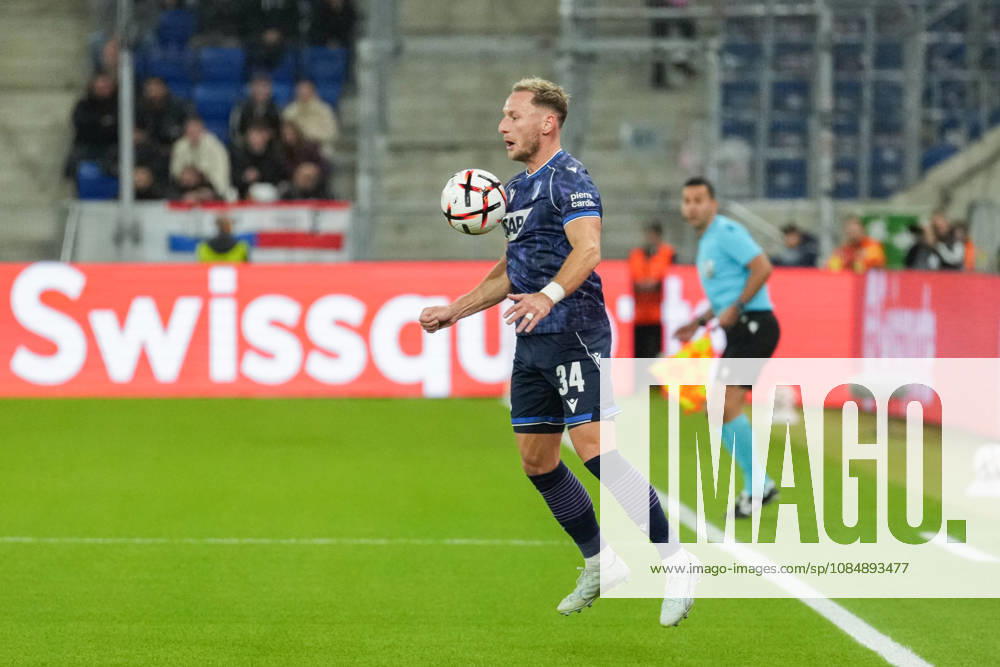 UEFA Europa League: TSG Hoffenheim vs Olympique Lyon, 22.10.2026 Andrej Kramarić (TSG Hoffenheim, 27) mit einer Brustannahme UEFA Europa League: TSG Hoffenheim vs Olympique Lyon, Rhein-Neckar-Arena
