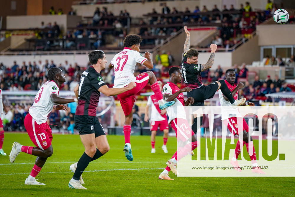 Fussball UEFA Conference League 2026 - 2027, 2. Spieltag - AS Monaco vs SC Freiburg - Stadion Louis II (Monaco): Lukas Kübler (SC Freiburg, 17) Sadibou Sane (AS Monaco, 72) Edan Diop (AS Monaco, 37) Igor Matanovic (SC Freiburg, 31) Jordan Teze (AS Monaco, 4) Christian Mawissa (AS Monaco, 13)