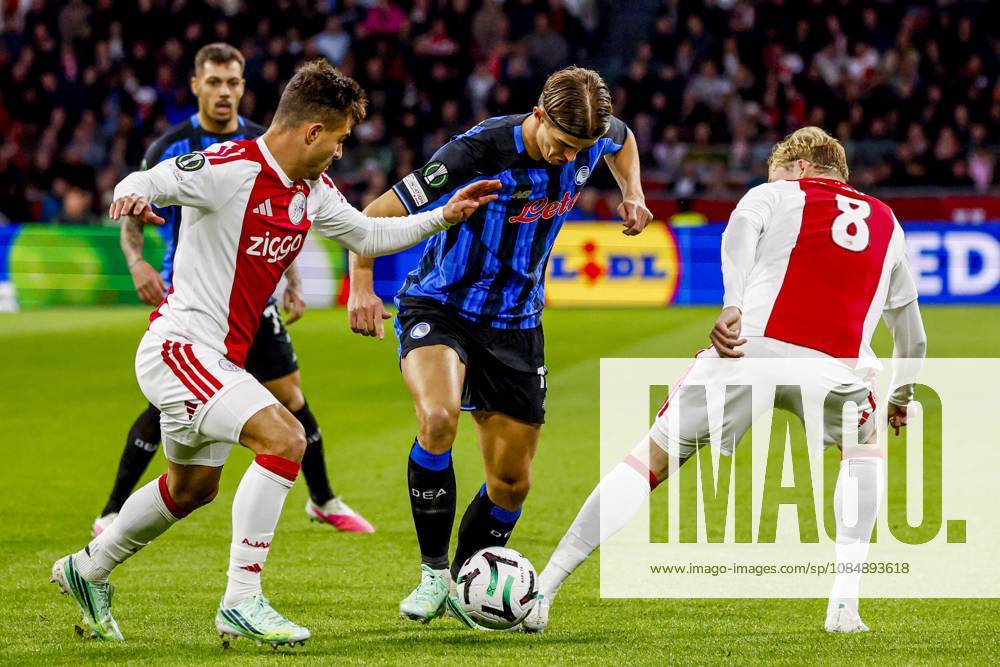 AMSTERDAM - Charles De Ketelaere of Atalanta BC dribbles with the ball under pressure from Julian Brandt of AFC Ajax and Lucas Rosa of AFC Ajax during the UEFA Conference League match between AFC Ajax and Atalanta BC at the Johan Cruijff ArenA on 22 October 2026 in Amsterdam, the Netherlands. WART BRINKERHOF ANP Conference League 2026 27 ANPxSportx xMarcelxterxBalsxIVx 573295276 originalFilename: 573295276