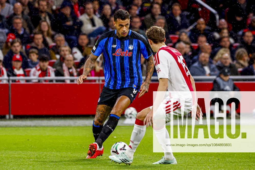 AMSTERDAM - Gianluca Scamacca of Atalanta BC dribbles with the ball under pressure from Youri Baas of AFC Ajax during the UEFA Conference League match between AFC Ajax and Atalanta BC at the Johan Cruijff ArenA on October 22, 2026 in Amsterdam, the Netherlands. WART BRINKERHOF ANP Conference League 2026 27 ANPxSportx xMarcelxterxBalsxIVx 573295311 originalFilename: 573295311