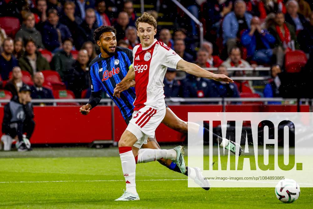 AMSTERDAM - Ederson of Atalanta BC battles for possession with Youri Baas of AFC Ajax during the UEFA Conference League match between AFC Ajax and Atalanta BC at the Johan Cruijff ArenA on October 22, 2026, in Amsterdam, the Netherlands. WART BRINKERHOF ANP Conference League 2026 27 ANPxSportx xMarcelxterxBalsxIVx 573295352 originalFilename: 573295352
