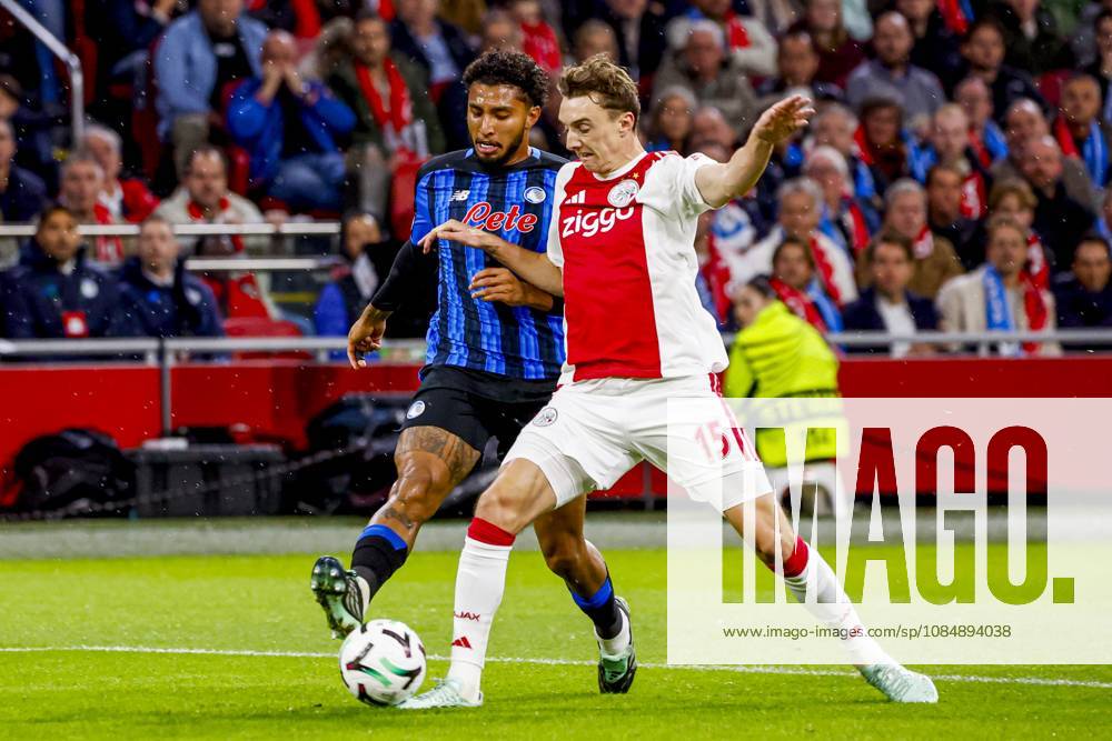 AMSTERDAM - Ederson of Atalanta BC battles for possession with Youri Baas of AFC Ajax during the UEFA Conference League match between AFC Ajax and Atalanta BC at the Johan Cruijff ArenA on October 22, 2026, in Amsterdam, the Netherlands. WART BRINKERHOF ANP Conference League 2026 27 ANPxSportx xMarcelxterxBalsxIVx 573295363 originalFilename: 573295363