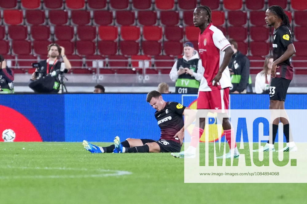 Yannik Engelhardt (SC Freiburg, 16) am Boden, Verletzung, muss ausgewechselt werden , Monaco, Fussball, UEFA Conference League, 2. Spieltag, Ligaphase , 2026 2027, AS Monaco vs. SC Freiburg, 22.10.2026, Stade Louis II, Monaco Monaco Stade Louis II Fontvieille Monaco