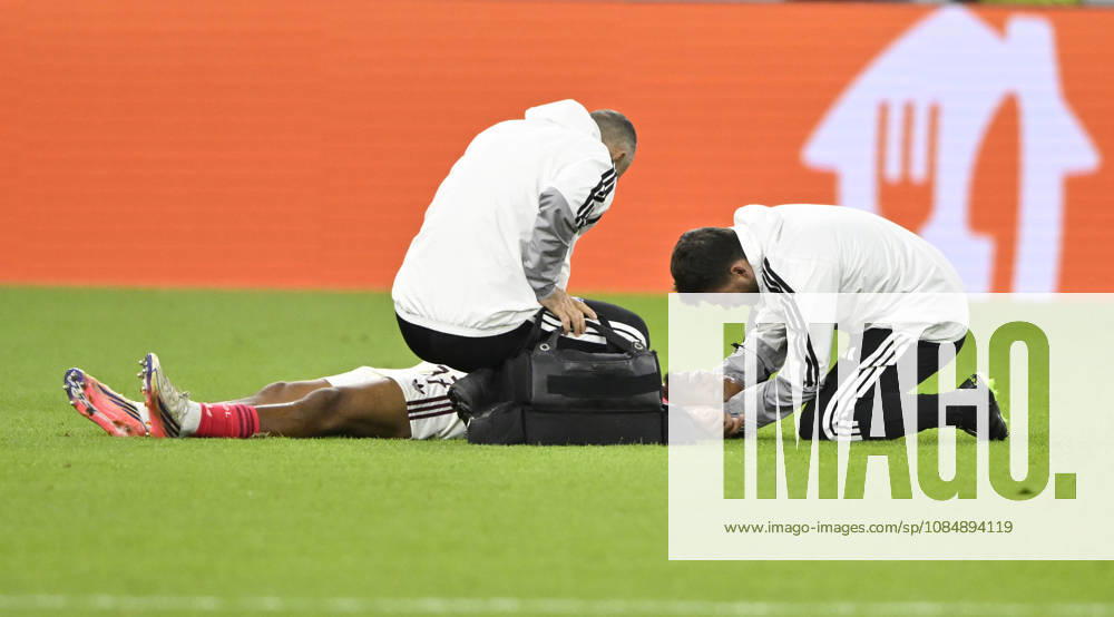 Steeve Kango Olympique Lyon (37) verletzt Verletzung muss am Ende Platz auf Trage verlassen Betreuer TSG 1899 Hoffenheim vs Olympique Lyon 22.10.2026 DFL REGULATIONS PROHIBIT ANY USE OF PHOTOGRAPHS AS IMAGE SEQUENCES AND OR QUASI-VIDEO TSG 1899 Hoffenheim vs Olympique Lyon