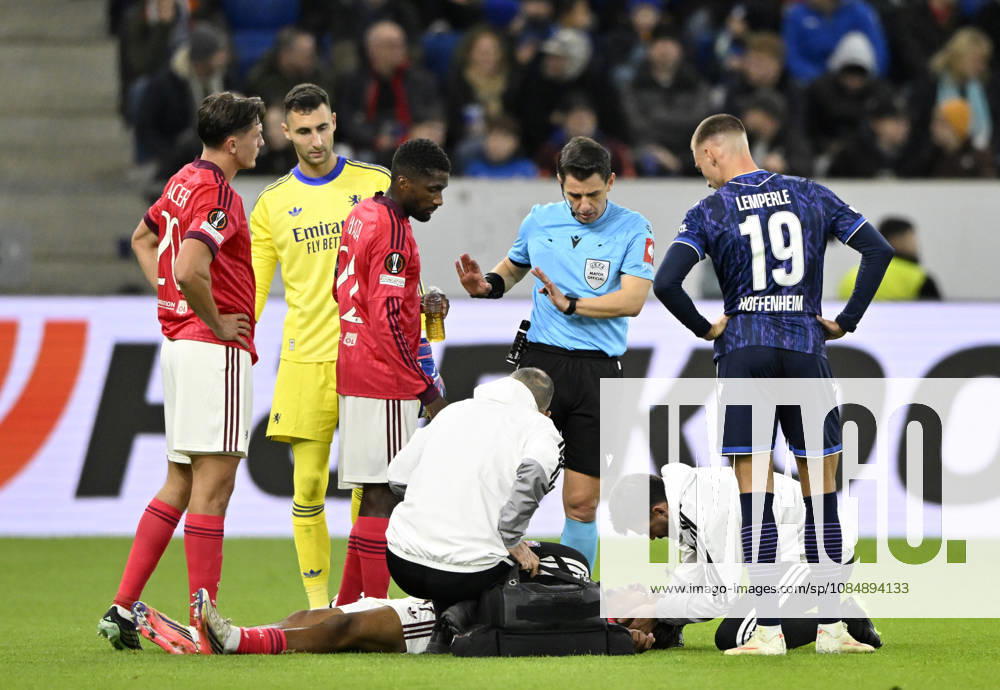 Steeve Kango Olympique Lyon (37) verletzt Verletzung muss am Ende Platz auf Trage verlassen Betreuer TSG 1899 Hoffenheim vs Olympique Lyon 22.10.2026 DFL REGULATIONS PROHIBIT ANY USE OF PHOTOGRAPHS AS IMAGE SEQUENCES AND OR QUASI-VIDEO TSG 1899 Hoffenheim vs Olympique Lyon