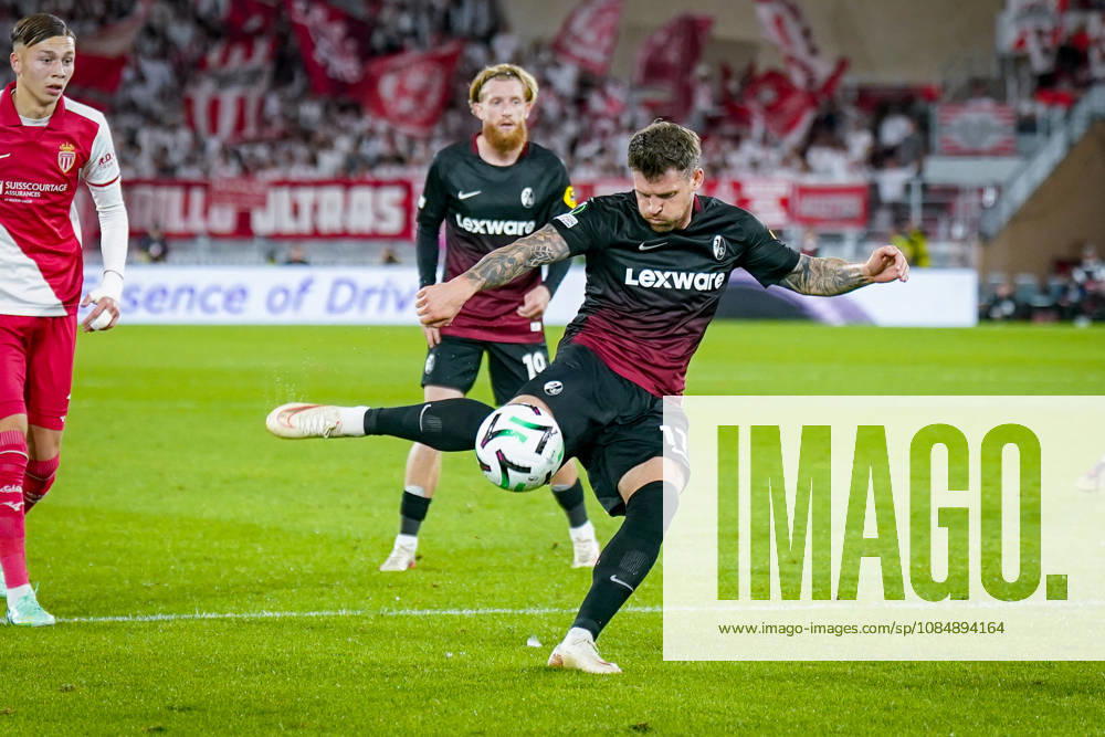 Fussball UEFA Conference League 2026 - 2027, 2. Spieltag - AS Monaco vs SC Freiburg - Stadion Louis II (Monaco): Lukas Kübler (SC Freiburg, 17) am Ball