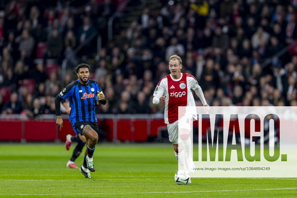 AMSTERDAM - (l-r) Atalanta midfielder Éderson and Ajax midfielder Julian Brandt during the UEFA Conference League match between Ajax and Atalanta at Johan Cruijff ArenA on 22 October 2026 in Amsterdam, Nederland. (Photo by DeFodi Images) -